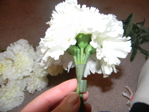 Instructions on how to make a bouquet with silk flowers :  wedding bouquet silk flowers carnations hydrangeas purple white bridesmaids flowers diy DSCN2016