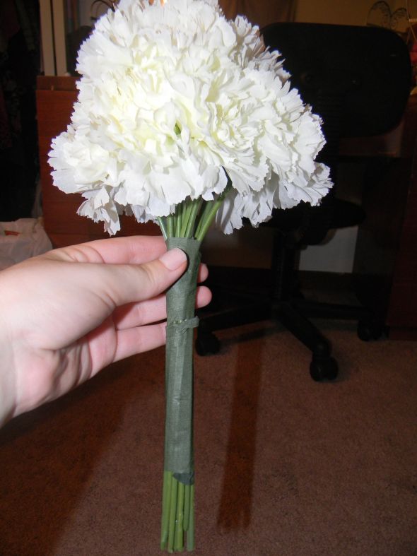 Instructions on how to make a bouquet with silk flowers :  wedding bouquet silk flowers carnations hydrangeas purple white bridesmaids flowers diy DSCN2019