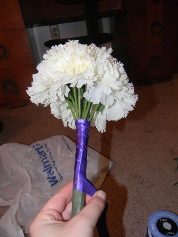 Instructions on how to make a bouquet with silk flowers :  wedding bouquet silk flowers carnations hydrangeas purple white bridesmaids flowers diy DSCN2020
