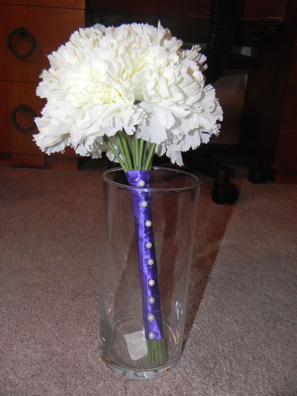 Instructions on how to make a bouquet with silk flowers :  wedding bouquet silk flowers carnations hydrangeas purple white bridesmaids flowers diy DSCN2025