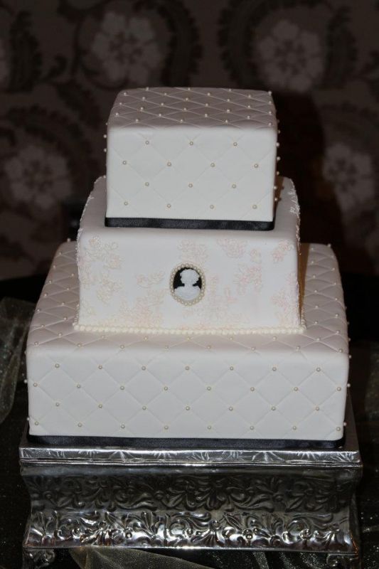 post a picture of your wedding cake/design : wedding Cameocake