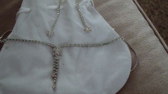 What earrings should I wear with my dress? :  wedding earrings jewellery dress bracelet pearl diamond sparkly hair veil birdcage Set 2