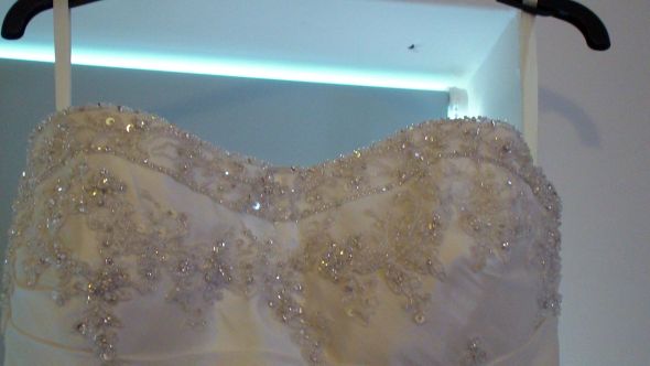 What earrings should I wear with my dress? :  wedding earrings jewellery dress bracelet pearl diamond sparkly hair veil birdcage Close Up