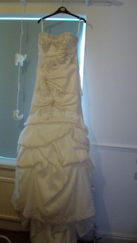 What earrings should I wear with my dress? :  wedding earrings jewellery dress bracelet pearl diamond sparkly hair veil birdcage Ivory