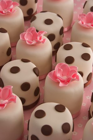 mini cakes instead of large cake wedding Polka Dot And Pink Mini Cakes