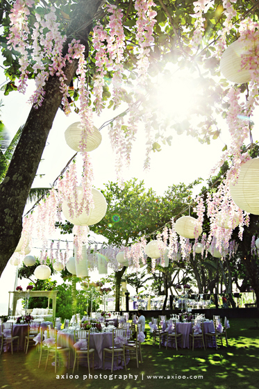Silver/Grey or pink table cloth? :  wedding reception table cloth table linen color silver grey pink sash chair overlay Axioo Sid Reika 05 1