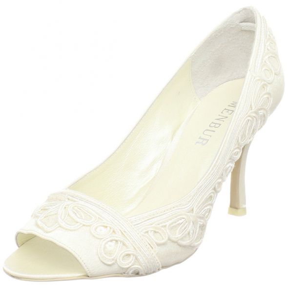 Any Casablanca 2017 bustle pics/recommendations out there? : wedding dress bustle casablanca Bride MenburNovia01