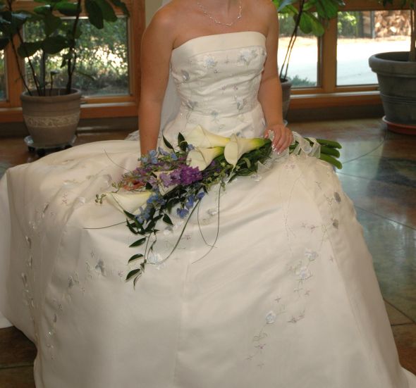 Year Purchased 2005 Gorgeous Strapless Embroidered Wedding Gown 