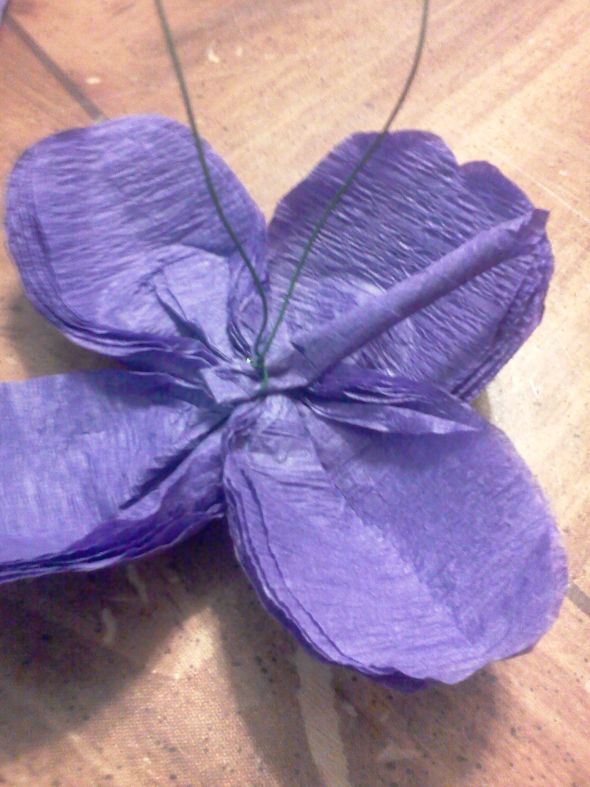 Crepe paper flowers (streamer paper)  Heavy photos :  wedding crepe paper flowers paper flowers paper roses roses Crepe Flowers 028