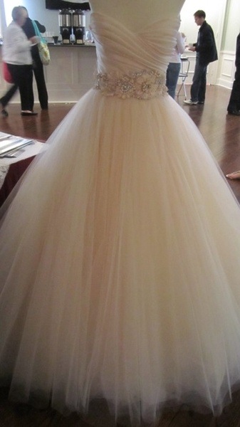 how to find the designer of a dress Help me find my dress designer from only a picture. Does anyone know this dress