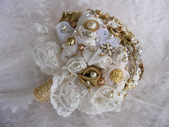 GOLDEN ERA Brooch bouquet with alencon lace wedding brooch bouquet croska 