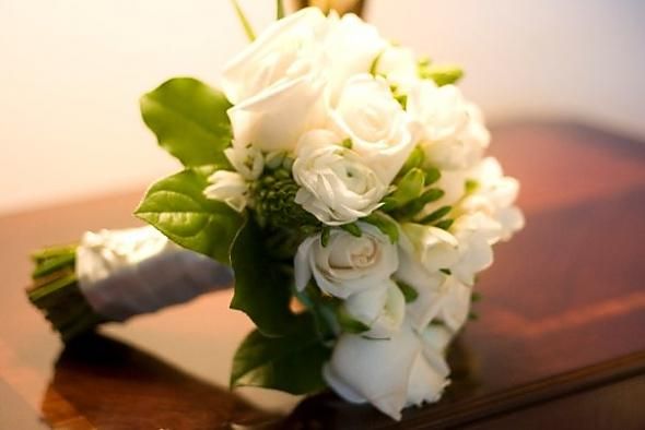 Are you having a white bouquet or a color bouquet? :  wedding Flowers2