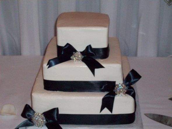 Pictures of buttercream cakes :  wedding buttercream cake 4822 1054059846353 1671536641 128484 5951669 N