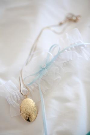 Something blue : wedding Garter