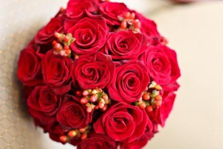 The BMs carried smaller bouquet that combined red roses orange magic roses