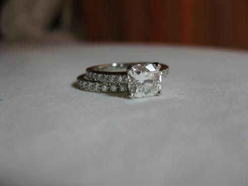 Does anyone have pave settings?  Can you show me? :  wedding Pave Novo