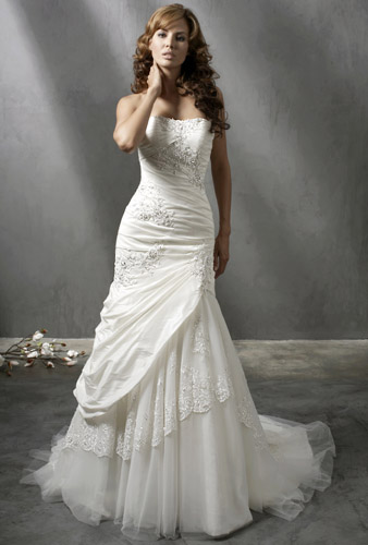 Best dress designers for Full Figured Women : wedding Legacy1