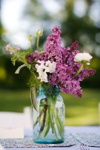 Low-budget Table Decor for a Barn Wedding :  wedding barn wedding Centerp021