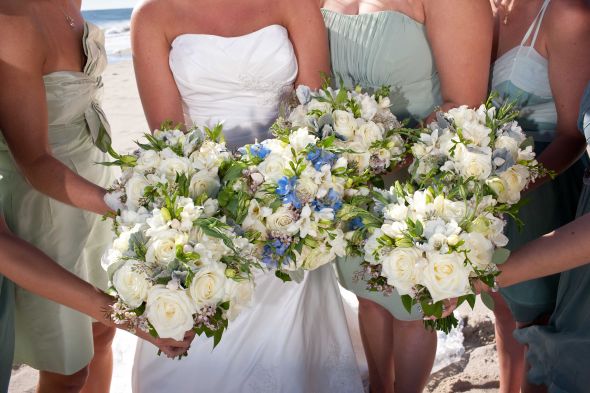 White+and+teal+wedding+flowers