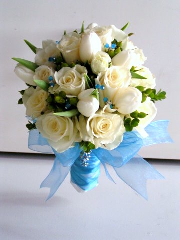 No such thing as teal flowers wedding White Rose Bouquet Floating