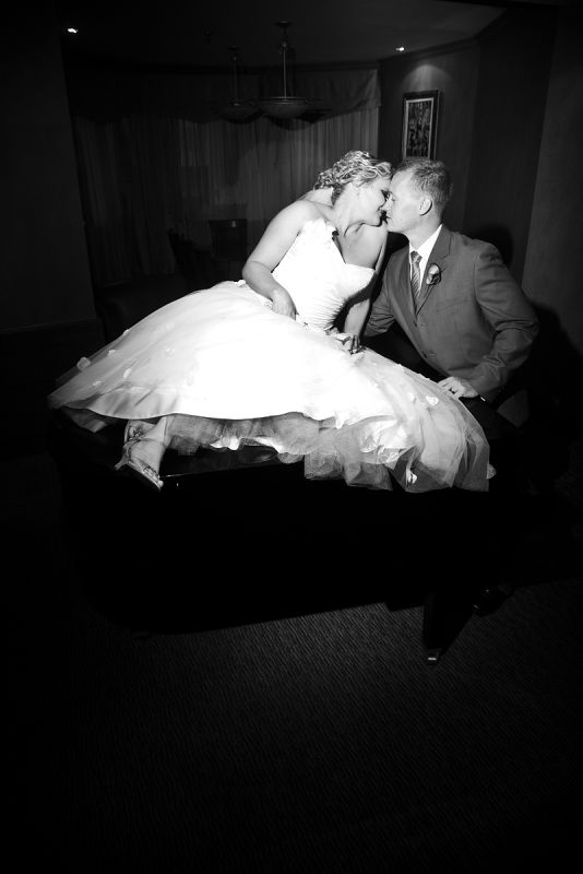 Married Bees: Your favorite pictures from your big day <3 :  wedding Piano Kiss BW