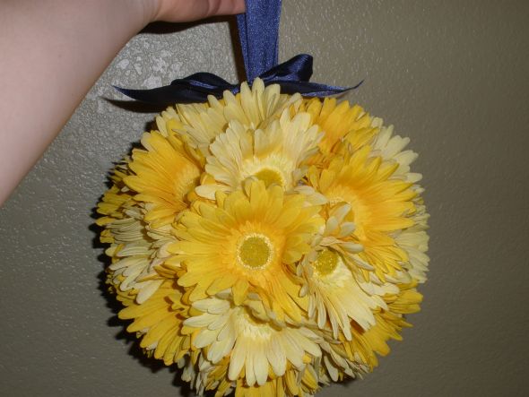 Daisy pomanders...my DIY update!! :  wedding Dasiypom2