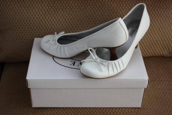 2 Pairs of Steve Madden size 8 pumps for sale :  wedding shoe shoes white pump heel size 8 for sale IMG446