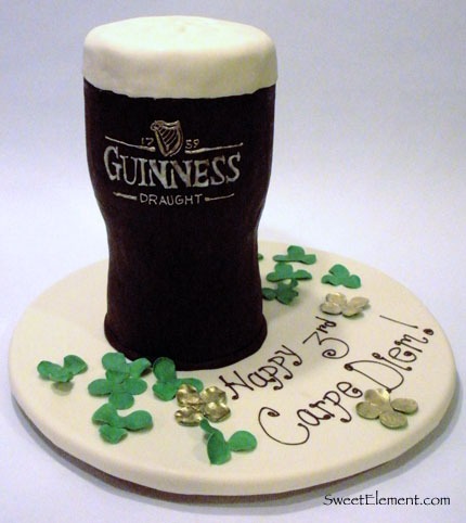 Who is having a Groom's cake? :  wedding Guinnesscake1