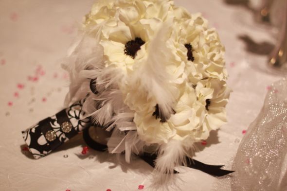 ANEMONE DAMASK FEATHER BOUQUET 