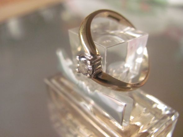 Dainty engagement rings anyone? :  wedding Tash Ering Perfume
