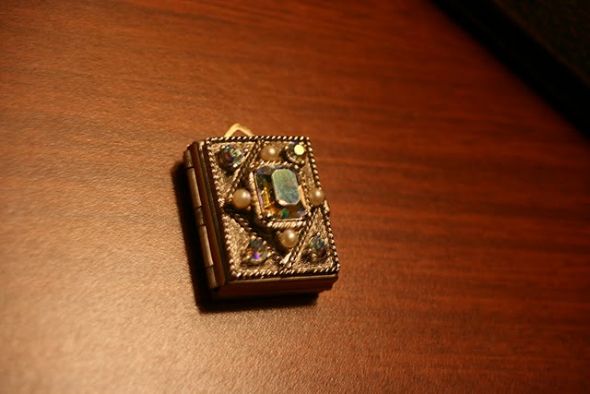 Honoring loved ones who can't be there :  wedding Coro Locket