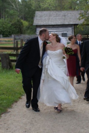 Married Bees: Your favorite pictures from your big day <3 :  wedding Walking Kiss