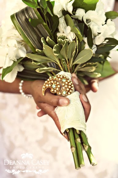 I'm alive and We've been blogged!!! :  wedding Deanna Flowers2