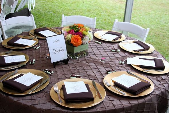 Show me your table place settings for a buffet dinner wedding place 