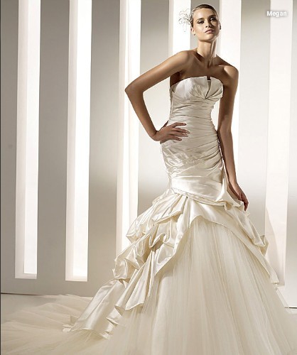 show off your wedding dress thanks. :  wedding 772837