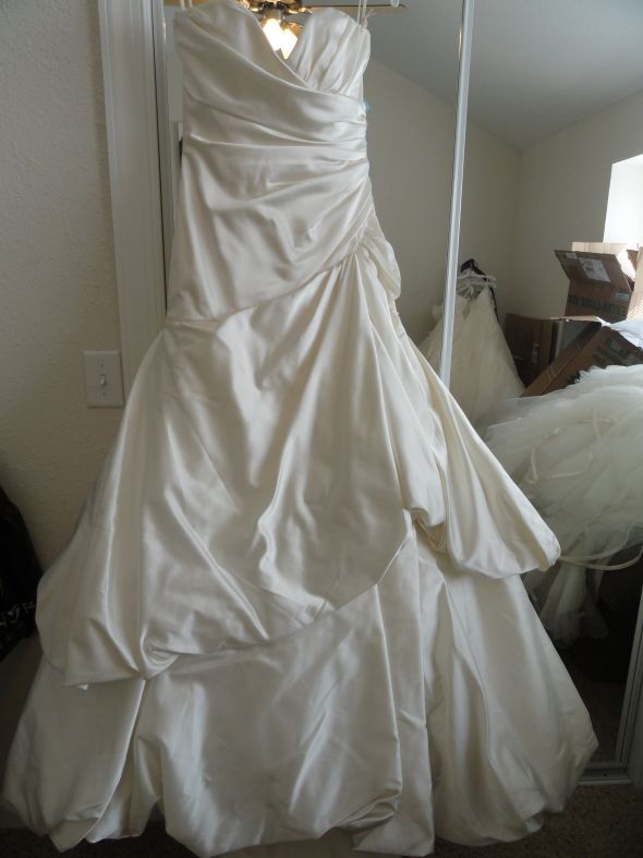 Jim Hjelm 8057 :  wedding wedding gown dress bridal designer fit n flare trumpet ballgown jim hjelm ivory DSC01557
