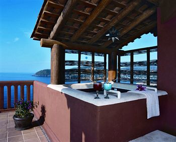 Post of picture of your honeymoon destination : wedding BalconyDipPool