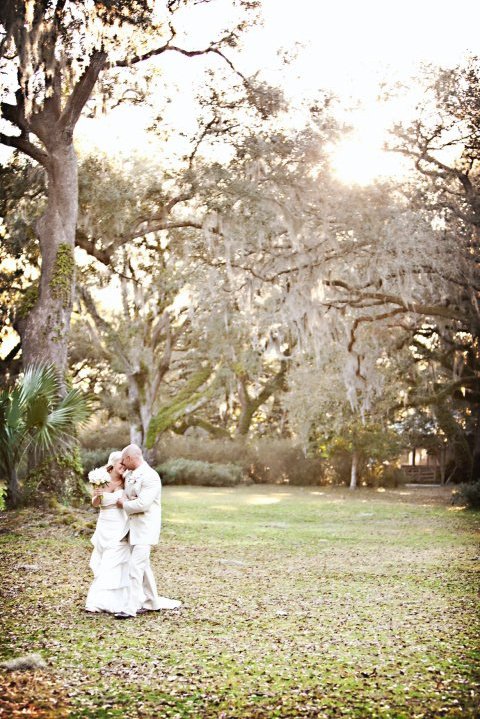 Okay Bee's, here's a FEW pro pics...I couldn't wait for the rest! :) : wedding 12301 1196797614715 1671733371 380416 6362175 N