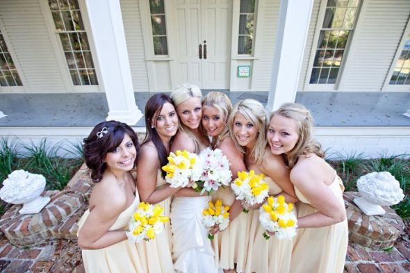 I've got more PRO pics ladies!!! :) :  wedding 25856 1200057936221 1671733371 386036 6983782 N