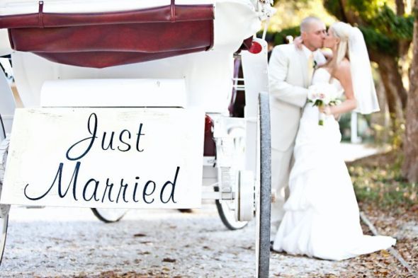 I've got more PRO pics ladies!!! :) :  wedding 25856 1200059536261 1671733371 386074 2887524 N