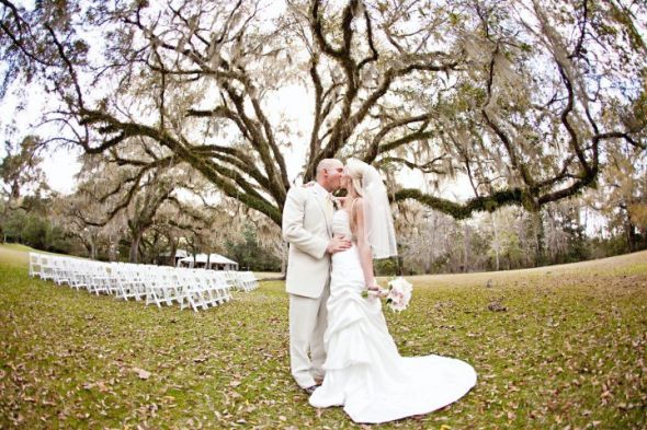 I've got more PRO pics ladies!!! :) :  wedding 25856 1200060056274 1671733371 386085 7098495 N
