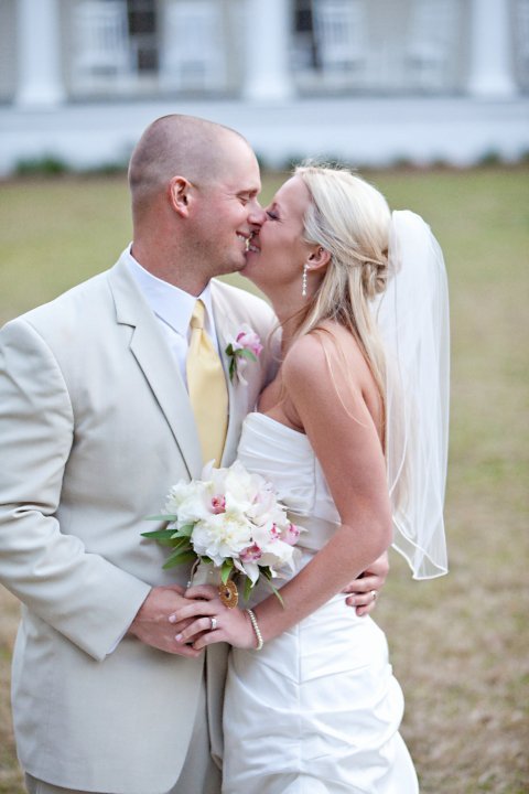 I've got more PRO pics ladies!!! :) :  wedding 25856 1200060496285 1671733371 386096 2049381 N