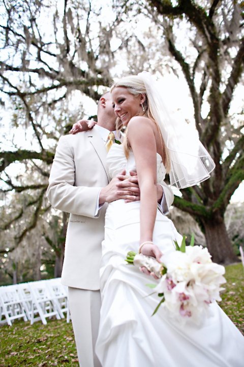 I've got more PRO pics ladies!!! :) :  wedding 25856 1200060776292 1671733371 386103 1954126 N