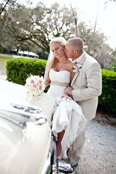 I've got more PRO pics ladies!!! :) :  wedding 25856 1200061056299 1671733371 386107 5346559 N