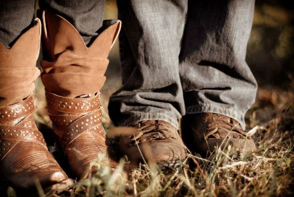 My camping themed engagement photos :  wedding camping theme engagement photos outdoors river field tent quilt 6