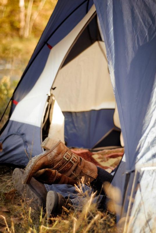 My camping themed engagement photos :  wedding camping theme engagement photos outdoors river field tent quilt 7