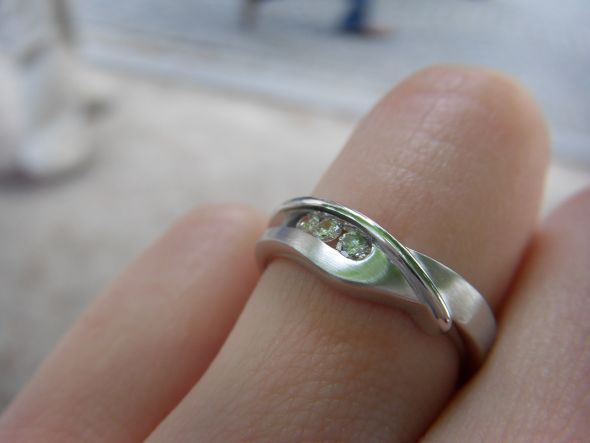 Dainty engagement rings anyone? :  wedding Der Eine Ring