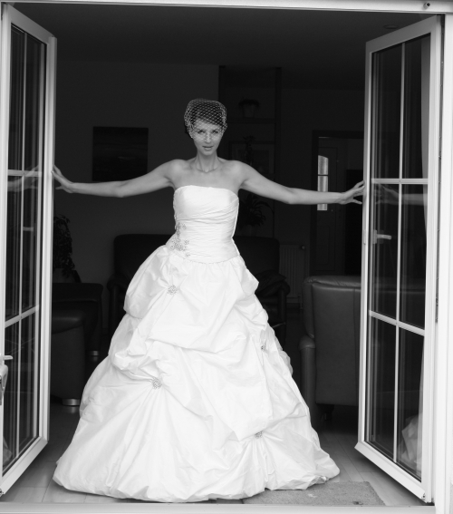 WE'RE MARRIED - first non-pro pics... : wedding bride getting ready Braut Front Sw