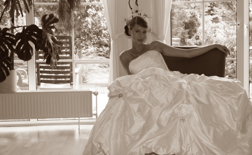 WE'RE MARRIED - first non-pro pics... : wedding bride getting ready Braut Sitzt 1 Sep