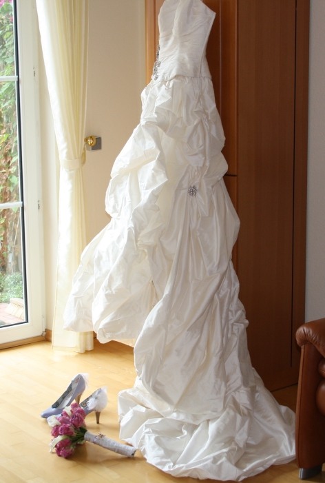 WE'RE MARRIED - first non-pro pics... : wedding bride getting ready Brautkleid Hangt 1